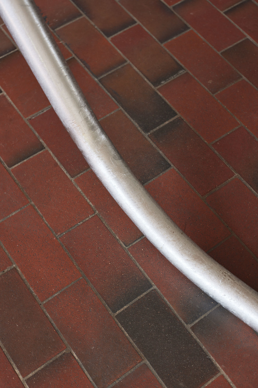 Toni Schmale, watersports, schlauch #1, detail, Mayday, 2022.