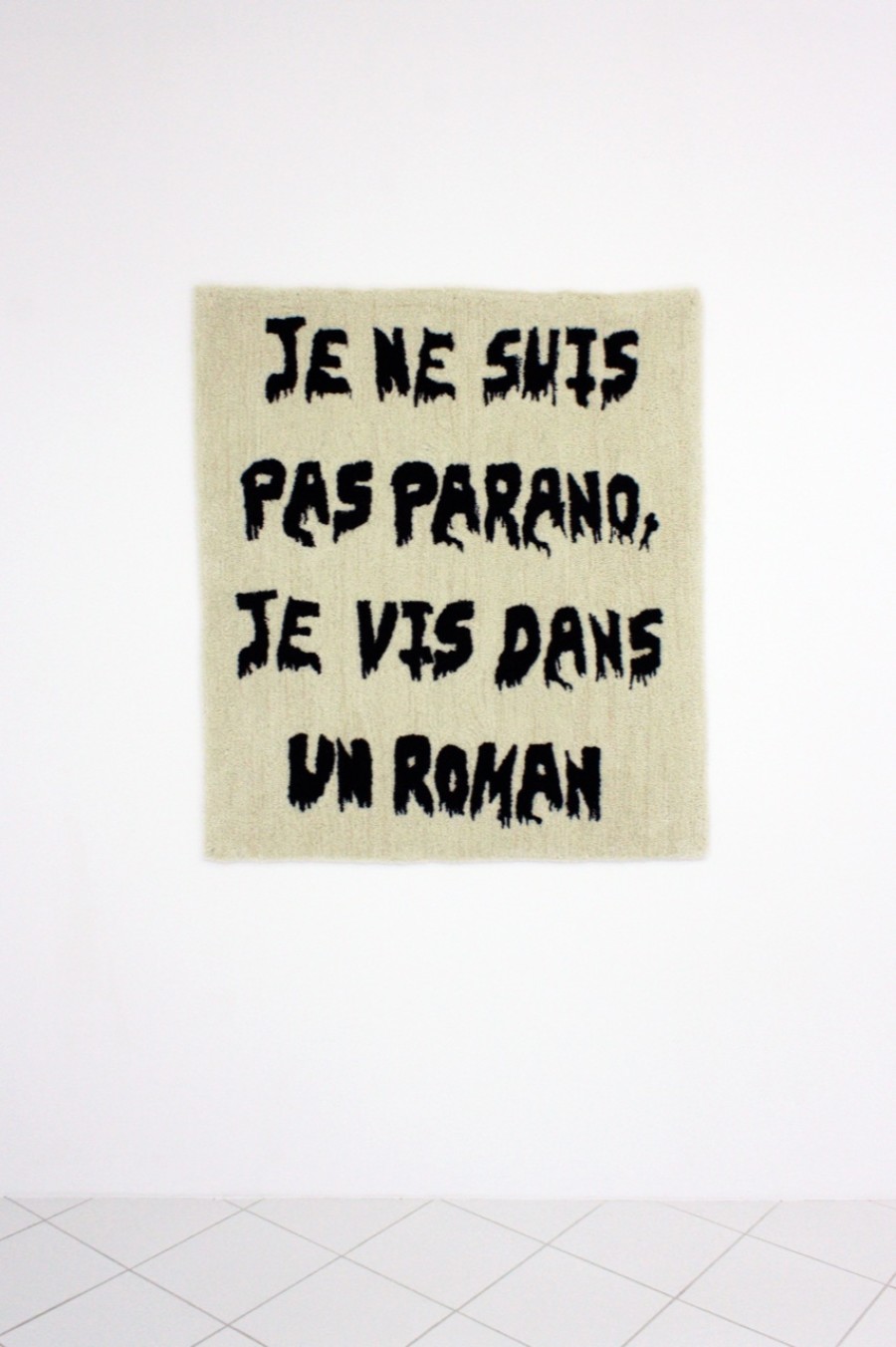 Julie Monot, Je ne suis pas parano, je vis dans un roman, Wool, synthetic latex, cotton, 150x110cm, 2022. Photo credit : Philip Frowein (@philipfrowein)