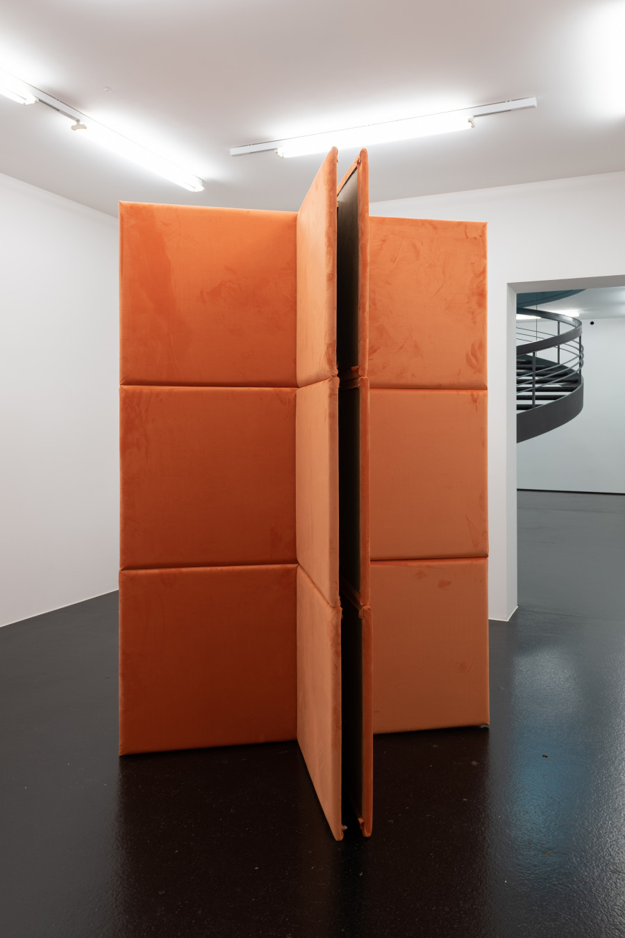 Dominic Michel, Cast, 2021, gepolstertes Textil, Holz, 240 x 170 x 170 cm. Courtesy Dominic Michel. Foto: ullmann.photography