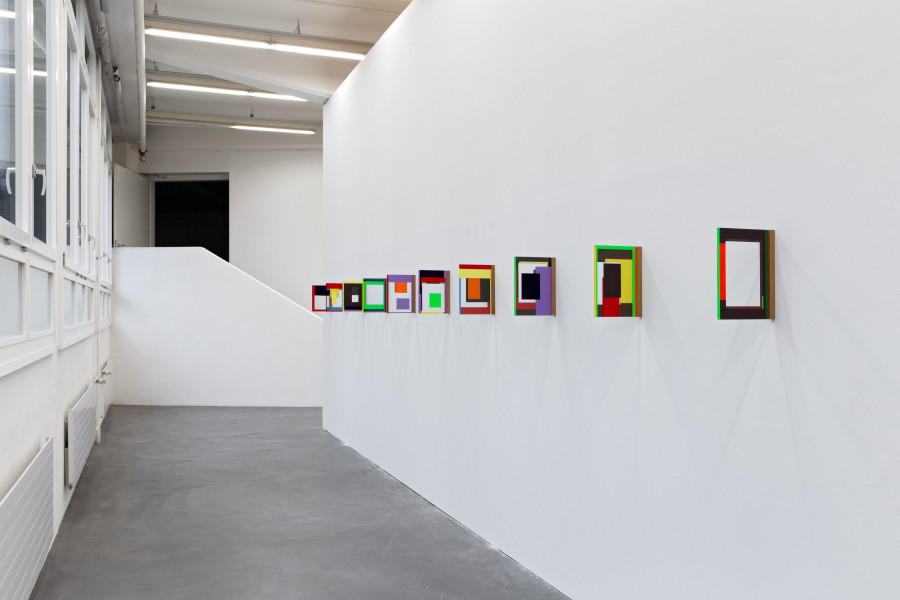 Anja Braun, Windows, 2021  Miloriblau, Caput Mortuum, Eisenoxidschwarz, Irgazinrot, Nickeltitangelb, Wismutgelb, Neongrün, Ultramarinviolett, Zirkon-Cölinblau, Paliotol Orange, Irgazin Rubin, Irgazin Orange und Chromoxidgrün auf Glas, Holz 10 Teile: je 30 × 23 × 2 cm Courtesy the artist Ausstellungsansicht / Installation view Kunsthaus Baselland. Photo / Foto: Gina Folly