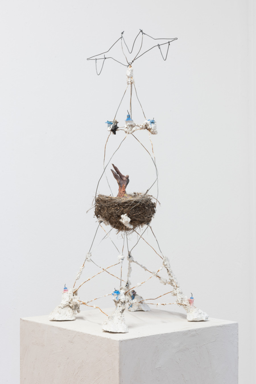 Ugo Gattini, Traliccio , Gesso, farina, silicone, terracotta, ferro, plastica, cera, fuoco, nido di merlo, 25x65x25cm, 2018-2020.