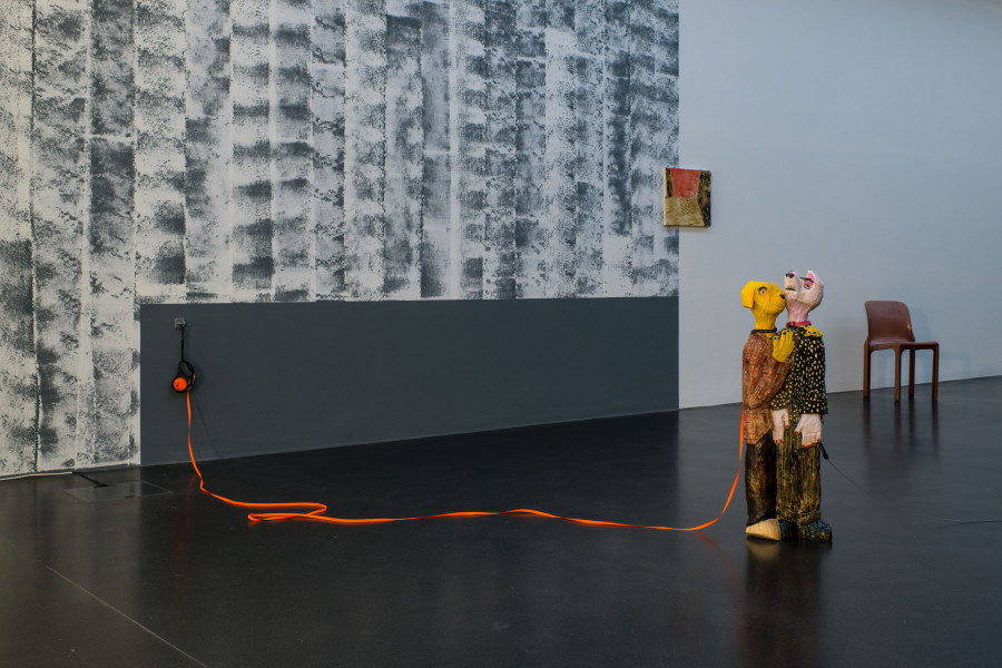 Micha Zweifel, Die zwei Freunde, 2020, Arvenholz geschnitzt, Farbe, Hundeleinen, und Door Mat 1, 2017, Gips, Pigmente, Ausstellungsansicht Zur Sackgasse 4. Stock / Manor Kunstpreis Zentralschweiz Luzern, Foto: Marc Latzel