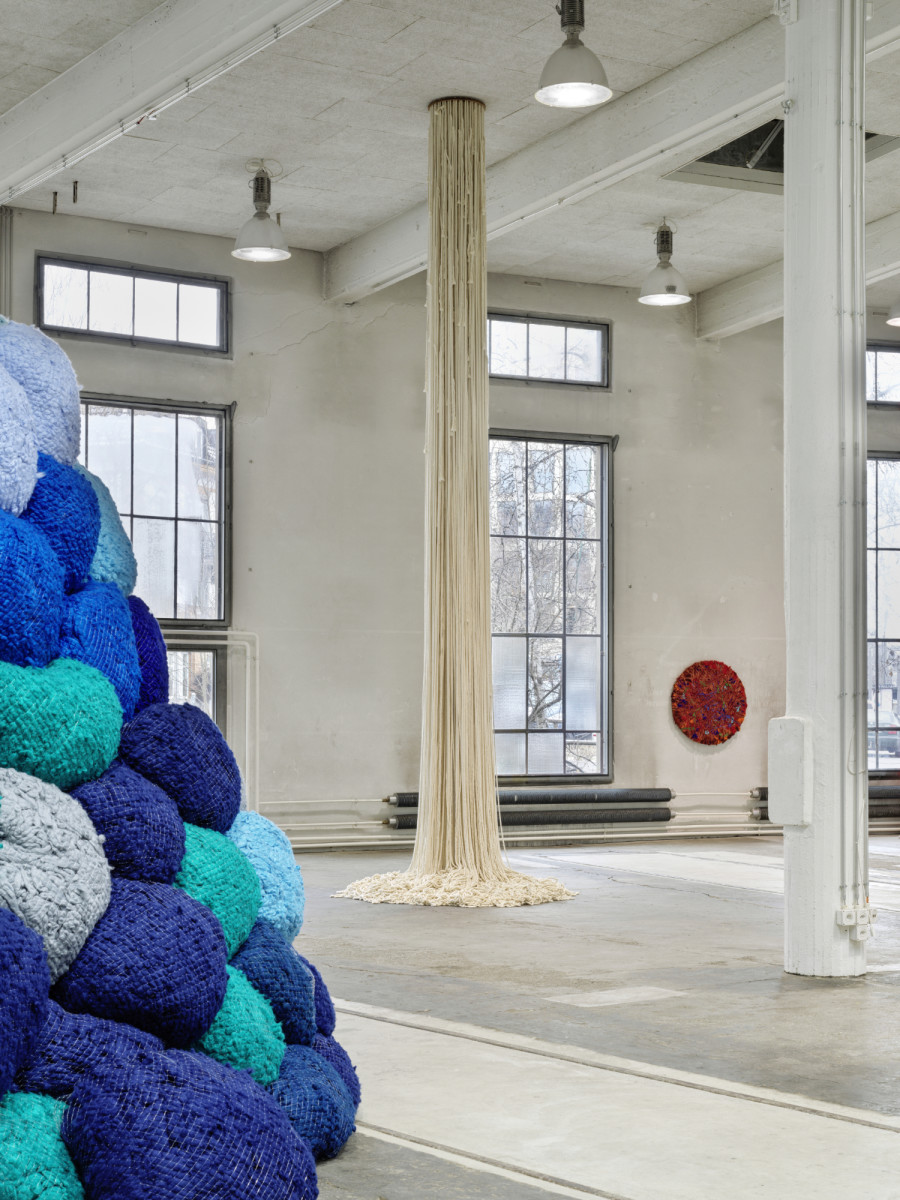 Sheila Hicks, a little bit of a lot of things, installation view LOK by Kunstmuseum St.Gallen, Photo: Stefan Altenburger. © 2023, ProLitteris, Zürich