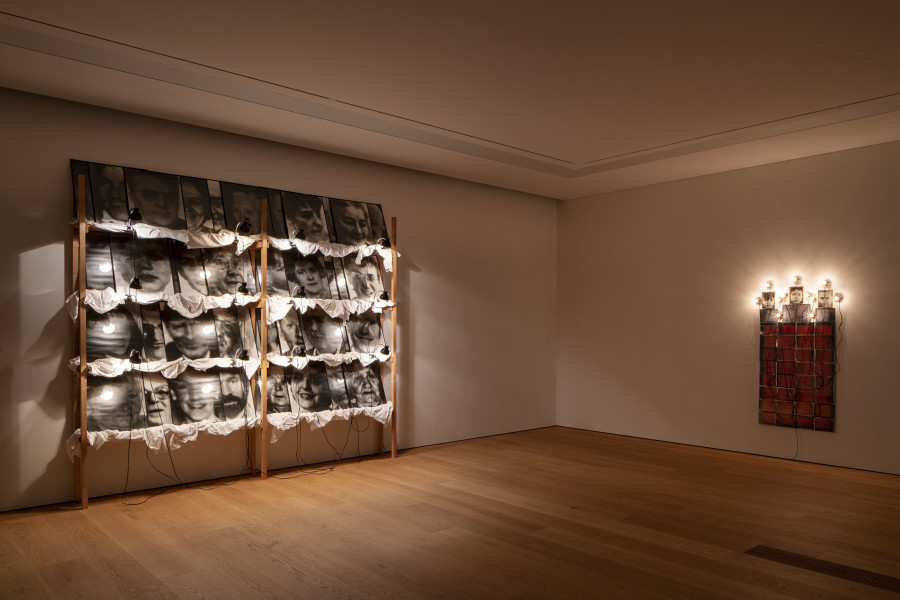 Vue de l’exposition, Reliques et monuments. Werke von Christian Boltanski, Espace Focus, Musée cantonal des Beaux-Arts de Lausanne, 2021 © 2021, ProLitteris, Zürich. Photo © MCBA, Lausanne / Nora Rupp