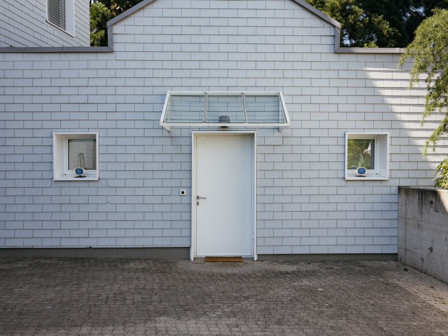 Julie Monot, Look, Glazed sandstone, steel base, 15x20cm, 2022. Photo credit : Philip Frowein (@philipfrowein)