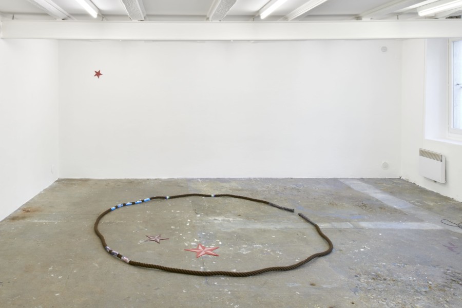 Exhibition view « My bedroom floor is on fire » at WallStreet, Fribourg, 2022 / Photo: Guillaume Python / Courtesy: the artist and WallStreet