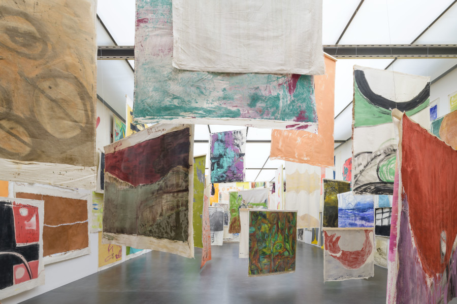 Ausstellungsansicht Vivian Suter. Retrospektive, Foto: Marc Latzel