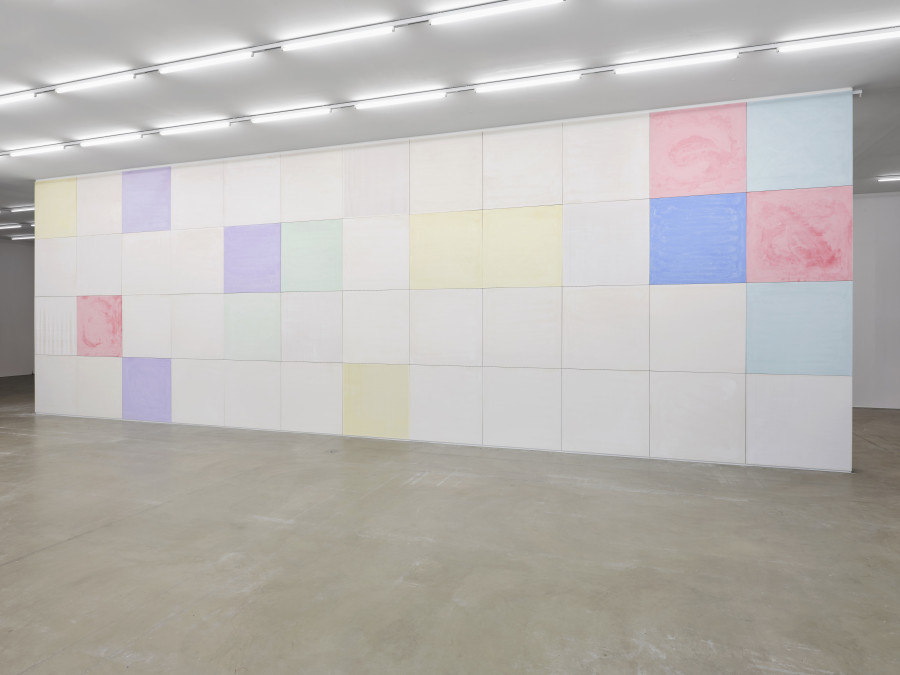 Installationsansicht Kosmos Emma Kunz. Eine Visionärin im Dialog mit zeitgenössischer Kunst 2.3. – 24.5.2021, Aargauer Kunsthaus, Aarau. Athene Galiciadis Traces, 2021 Gips, 48 Stuckplatten je 111.9 × 111.9 × 1.5 cm Courtesy of the artist. Foto: Conradin Frei, Zürich