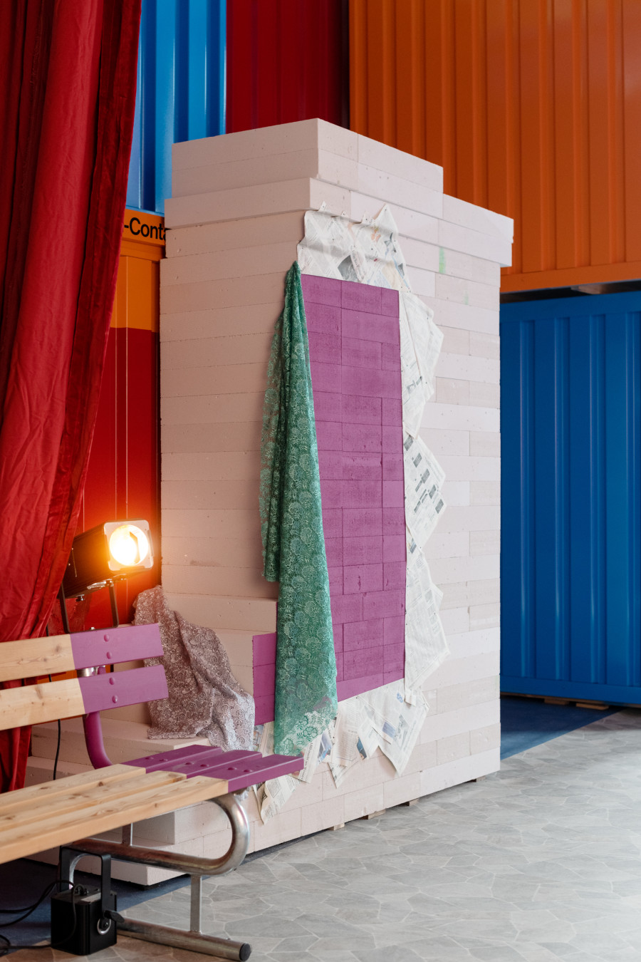 Jessica Stockholder, Vortex in the Play of Theater with Real Passion. In Memory of Kay Stockholder, 2000/2020, Erworben vom Kunstverein St.Gallen 2000, Foto: Sebastian Stadler