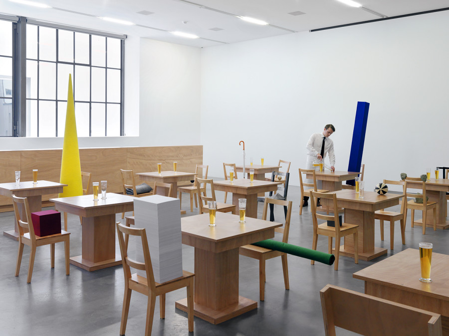 Laura Lima, Playful Geometry, Laura Limas Installation Bar Restaurant (2010/2013) im Dialog mit Werken von Valentin Carron, Sylvie Fleury, Donald Judd, Sol LeWitt, Robert Mangold und Olivier Mosset aus der Sammlung des Migros Museum für Gegenwartskunst
