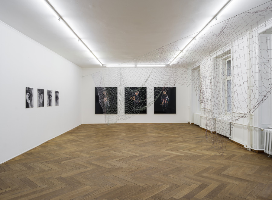 Gigga Hug, Emoji Face Fragments – Gender, 2021 / Martin Jakob, Networking, 2021 / Jon Naiman, 56th and Adams, 17th and JFK, Tenth and Mulberry, 2021, Ausstellungsansicht Kunsthaus Langenthal, Foto: CE, Courtesy of the Artists