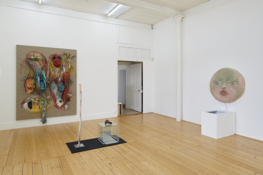 Exhibition view, La main–pleur, 2022, Kunsthalle Friart Fribourg. Photo : Guillaume Python