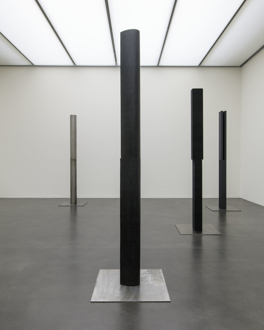 Michał Budny, Untitled (Vertical Series), 2019–2020 Formsand, Holz, Baumwollgewebe, schwarze Farbe, Metallplatte, Höhe je 321 cm, Courtesy the artist and Galerie nächst St. Stephan Rosemarie Schwarzwälder, Foto: Marc Latzel