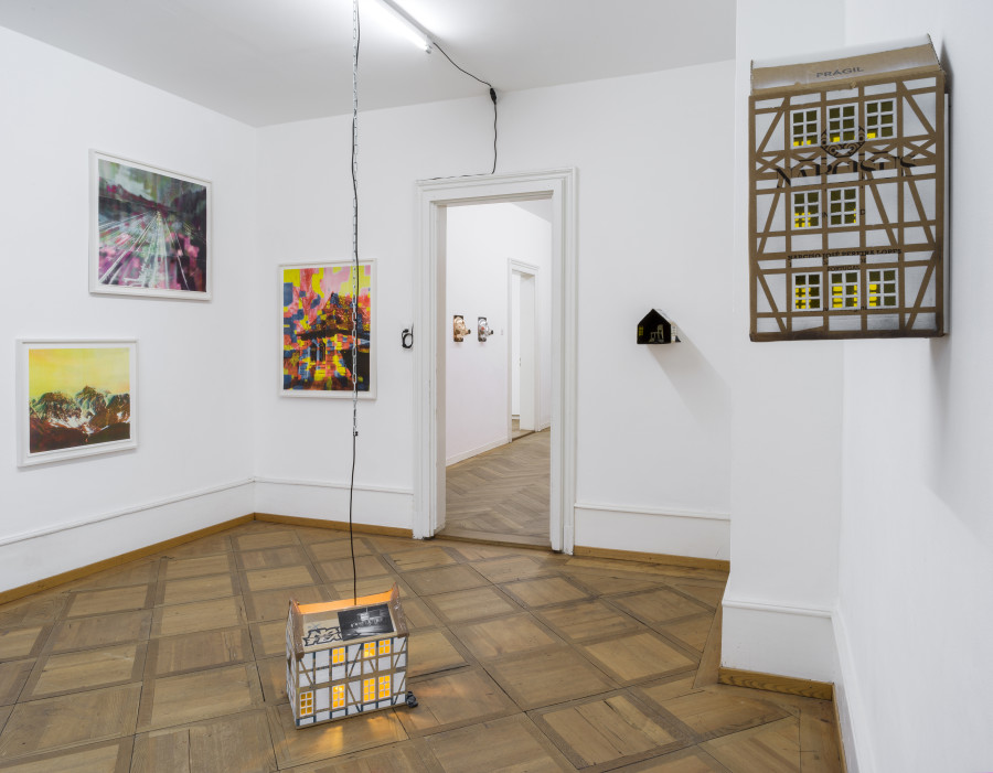 CCyril Tyrone Hübscher, Ballenberg-Scenario I, II, IV, 2021 / Rudolf Steiner, 2021, Berg_altrosagelbblau, Strasse_grüntürkisviolet, Bienenhaus_gelbmagentablau, 2021, Ausstellungsansicht Kunsthaus Langenthal, Foto: CE, Courtesy of the Artists