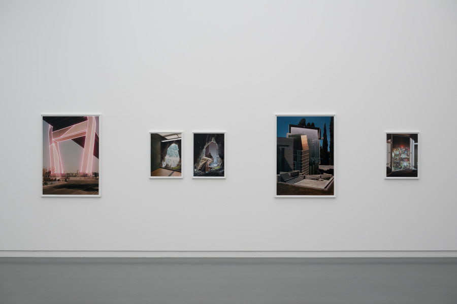 Installationsansicht Davor · Darin · Danach. Die Sammlung im Wandel, 15.5.–7.8.2022, Aargauer Kunsthaus, Aarau. Taiyo Onorato (*1979) & Nico Krebs (*1979). Aus Future Memories (2020/21), C-Prints auf Papier, Masse variabel. Courtesy Taiyo Onorato & Nico Krebs. Foto: ullmann.photography