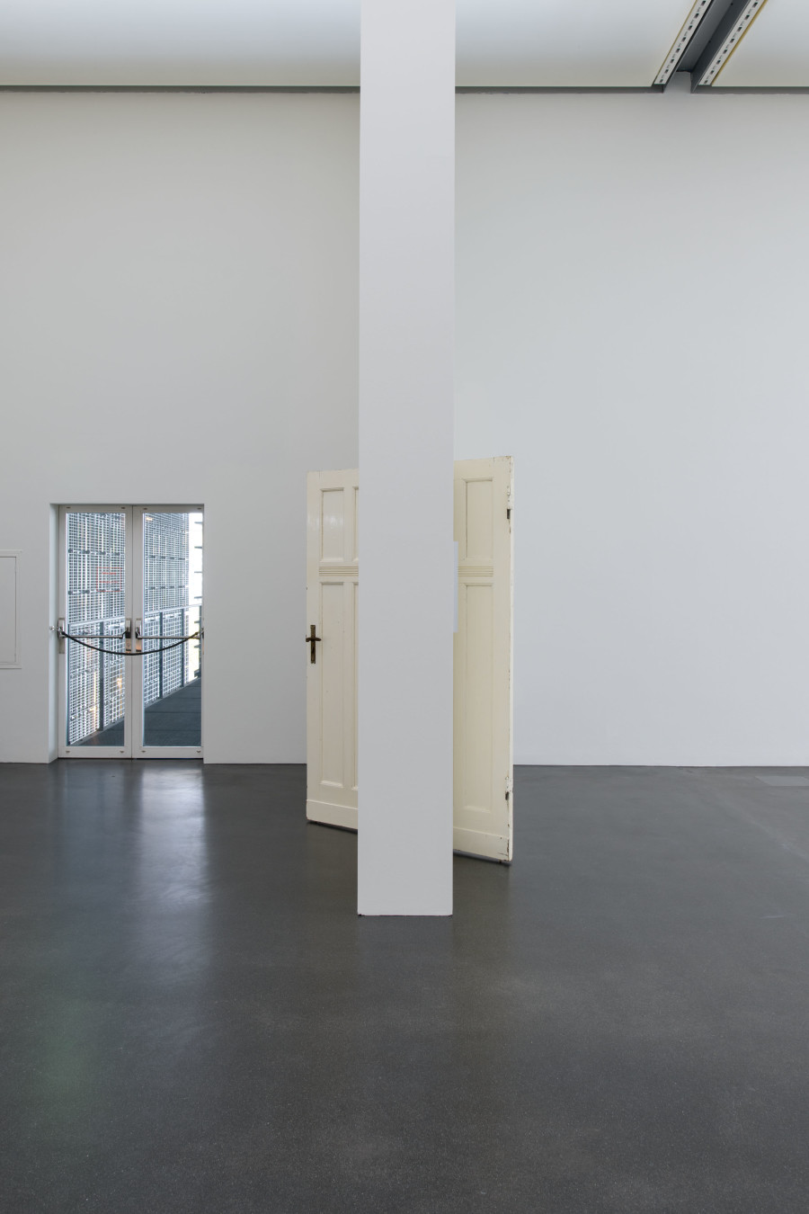 Vittorio Santoro, F. Dostoyevsky: C. and P., page 67 (Penguin Popular Classics), divided vertically, 2007/2011 Geteilte Tür, zwei Zeichnungen (Abschrift einer in zwei Teile geschnittenen Seite, teilweise verbrannt), Centre Pompidou, Paris, Musée national d'art moderne/ Centre de création industrielle, Achat, 2015, grâce à la Société des Amis du Musée national d'art moderne Ausstellungsansicht Kunstmuseum Luzern, 2020, Foto: Marc Latzel