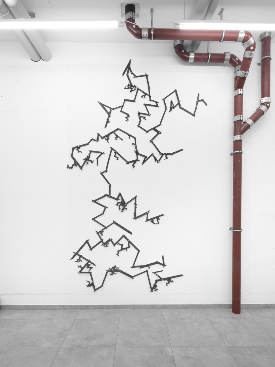 Giovanna Belossi, Folgorato, 2022, ceramics, brass fastener, variable dimensions, All Stars, Lausanne — Picture © Julien Gremaud