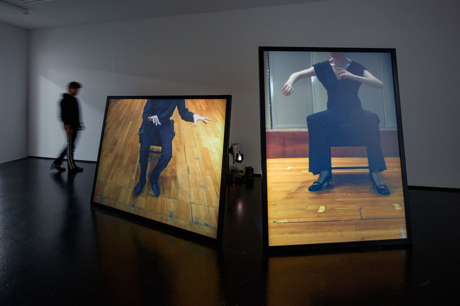 Installationsansicht Zeitgeschichten. Zeitgenössische Werke aus der Sammlung, 9.8. – 13.11.2022, Aargauer Kunsthaus, Aarau. Uriel Orlow, In Concert, 2005, 2-Kanal-Videoinstallation, Farbe, mit Ton, 7'58", Aargauer Kunsthaus, Aarau. Foto: Philipp Hitz, Zürich