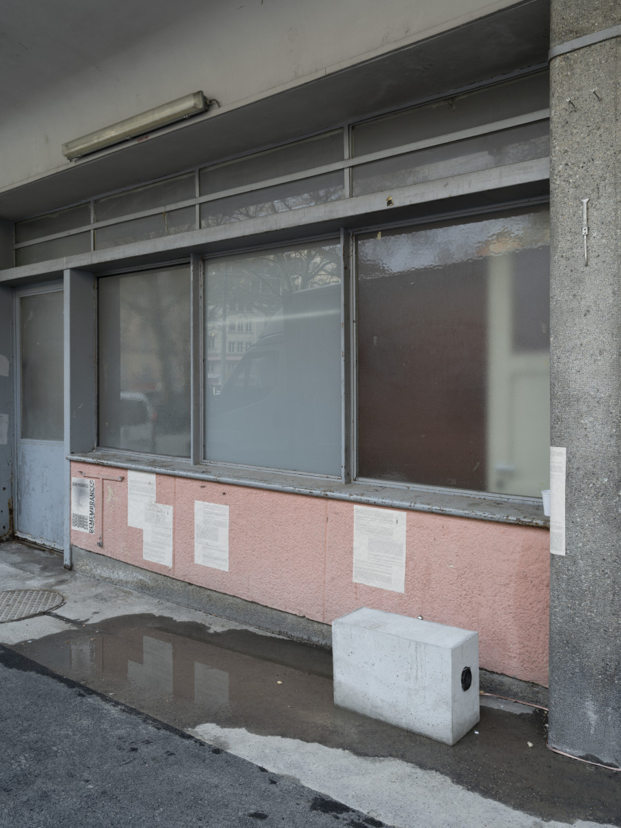 Exhibition view, Davide-Christelle Sanvee & Vicente Lesser, Sitting on an edgy edge, Tunnel Tunnel, 2021-2022. Copyright : Julien Gremaud