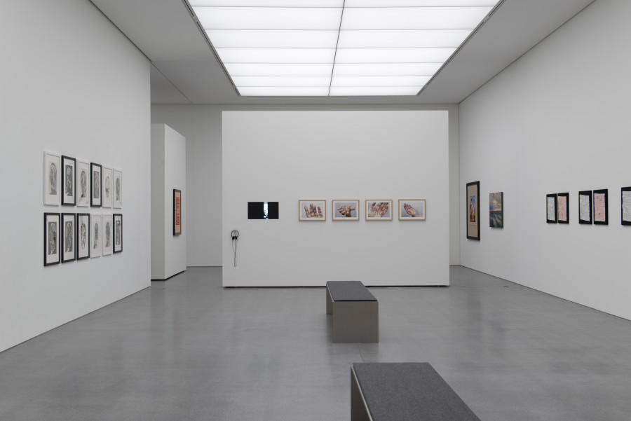 Saalansicht «Venedigsche Sterne», mit Werken von Annegret Soltau, In mir Selbst, 1977-1992 (links), Eliza Bennett, A woman’s work is never done, 2012 (Mitte) und Véronique Arnold, I need your words I, 2020 (vorne rechts