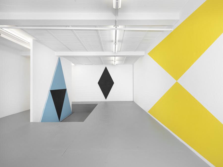 Exhibition view, Olivier Mosset, galerie lange + pult, 2022. Photo credit: Julien Gremaud