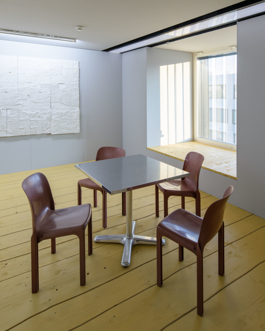 Micha Zweifel. Zur Sackgasse 4. Stock / Manor Kunstpreis Zentralschweiz, Luzern, Ausstellungsansicht, 2020, Foto: Marc Latzel