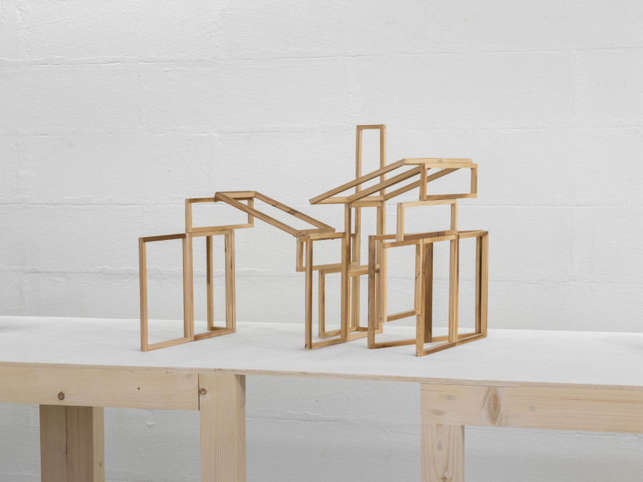 Pli-Dépli B, 2020, wood, 39 x 42 x 46 cm, © Julien Gremaud. Courtesy of the artist and Heinzer Reszler gallery.