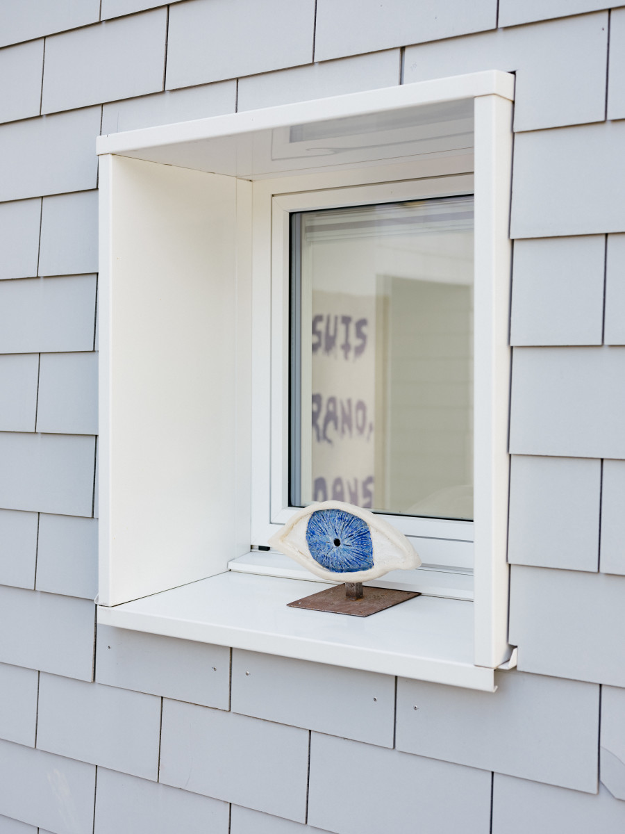 Julie Monot, Look, Glazed sandstone, steel base, 15x20cm, 2022. Photo credit : Philip Frowein (@philipfrowein)