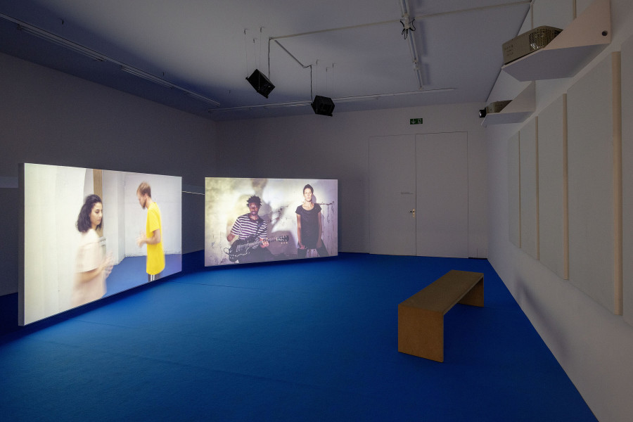 Marianne Halter & Mario Marchisella, Rest or Stay, 2019 Mehrteilige multimediale Rauminstallation bestehend aus: Pavillon (begehbar), 200 × 400 × 200 cm, Video Full HD auf LED Monitor, Farbe/Ton, 4' Videoprojektion, Farbe/Ton, 9'16", Neonobjekt, 62 × 42 cm Foto: René Rötheli