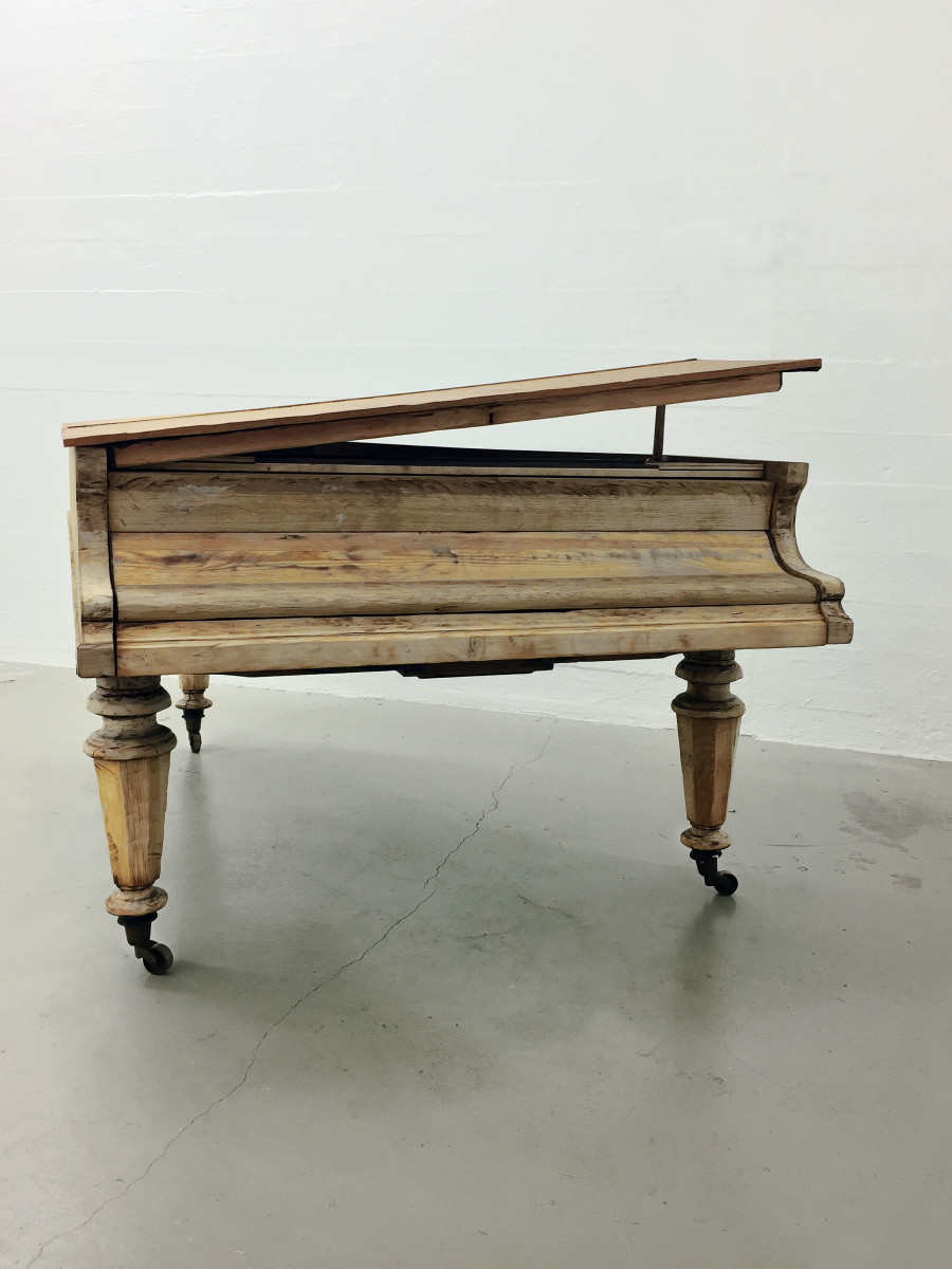 Dominic Michel, Ohne Titel, 2020 Holz, Metall, 146 x 206 x 99 cm © Dominic Michel