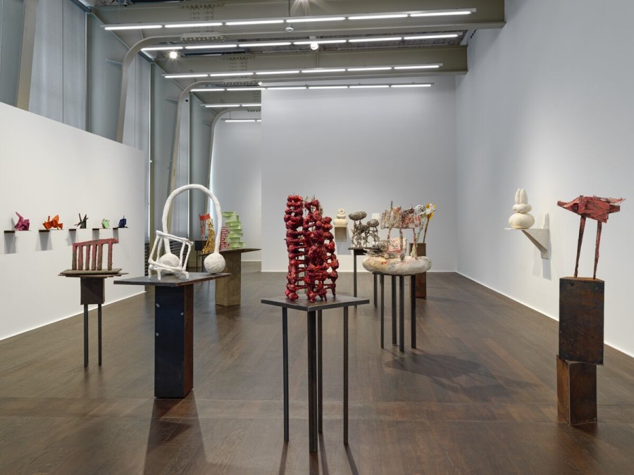 Phyllida Barlow ‘small worlds,’ Hauser & Wirth Zürich, 2021. Phyllida Barlow © Phyllida Barlow. Photo: Stefan Altenburger Photography Zürich