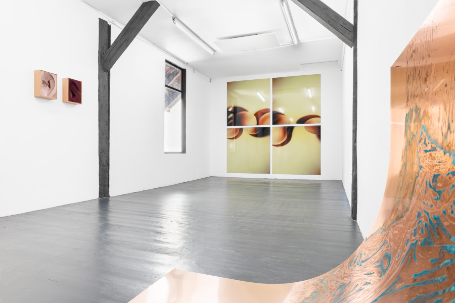 Right: Una Szeemann, Die verschobene Verdichtung eines Schläfers I, (The Displaced Compression of a Sleeper I), 2018. Left: Martín Soto Climént, Gossip Secret Melody, Gossip Wine Melody, 2022. Center: Hannah Villiger, Sculptural, 1994. Photo: Kilian Bannwart