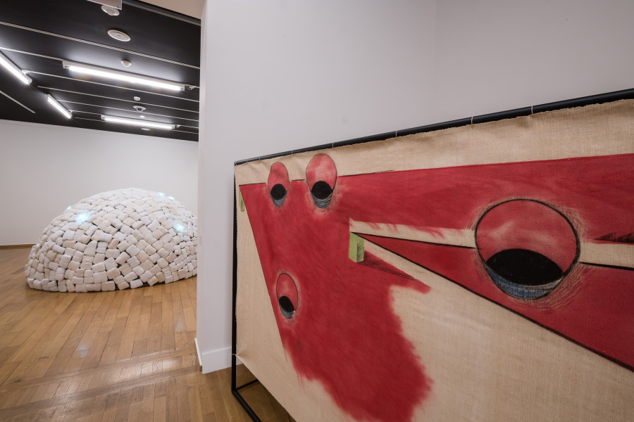 Mario Merz Nuvola rossa con il tramonto, 1983 Technique mixte sur toile ; structure métallique 140 x 1000 cm © Collezione Merz, photo: F. Bevilacqua