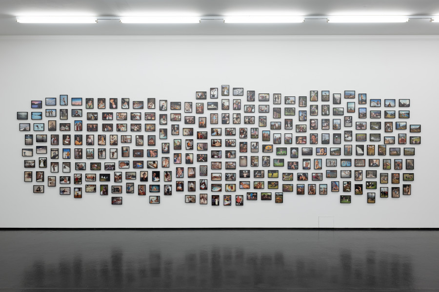 Installationsansicht Davor · Darin · Danach. Die Sammlung im Wandel, 15.5.–7.8.2022, Aargauer Kunsthaus, Aarau. Ugo Rondinone (*1964). Diary of Clouds, 2008, Wachs, Altholz, 224 x 667 x 30 cm. Aargauer Kunsthaus, Aarau. Foto: ullmann.photography