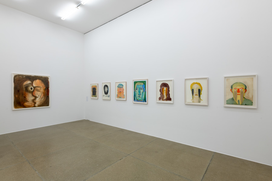 Installationsansicht Köpfe, Küsse, Kämpfe. Nicole Eisenman und die Modernen, 29.1. – 24.4.2022, Aargauer Kunsthaus, Aarau. Foto: ullmann.photography