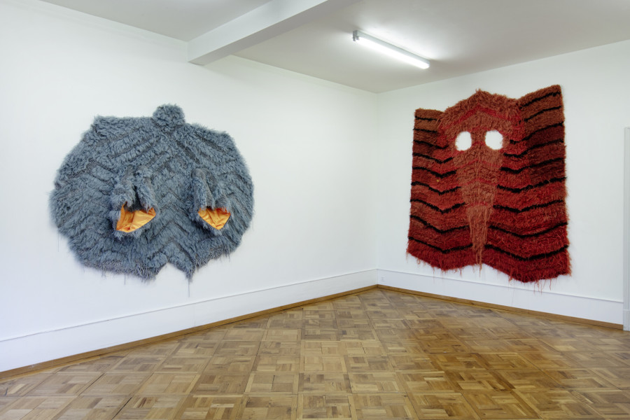 Caroline Achaintre, Shiftings, exhibition view, Kunsthaus Centre d’art Pasquart 2022. Photos: Stefan Rohner. Courtesy the artist, Arcade London & Brussels and Art : Concept, Paris