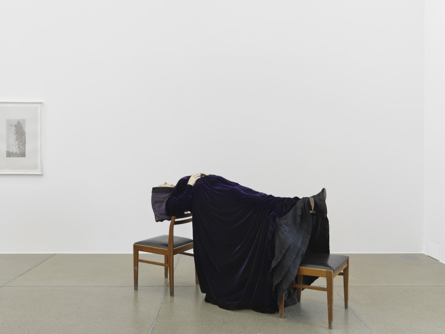 Installationsansicht Kosmos Emma Kunz. Eine Visionärin im Dialog mit zeitgenössischer Kunst 2.3. – 24.5.2021, Aargauer Kunsthaus, Aarau. Goshka Macuga Madame Blavatsky, 2007 Holz geschnitzt, Fiberglas, Kleidung, Stühle 114 × 190 × 74 cm © 2021, ProLitteris Zürich Sammlung Monika Schnetkamp. Foto: Conradin Frei, Zürich