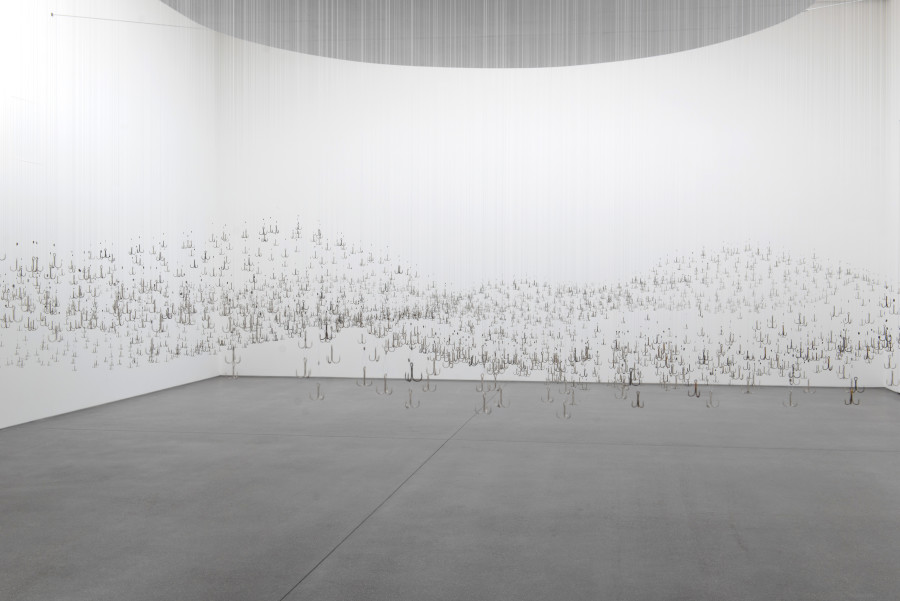 Ursula Palla, Landscape 5 Part 3, 2013/2022, 3000 Angelhaken, Fischerdraht.