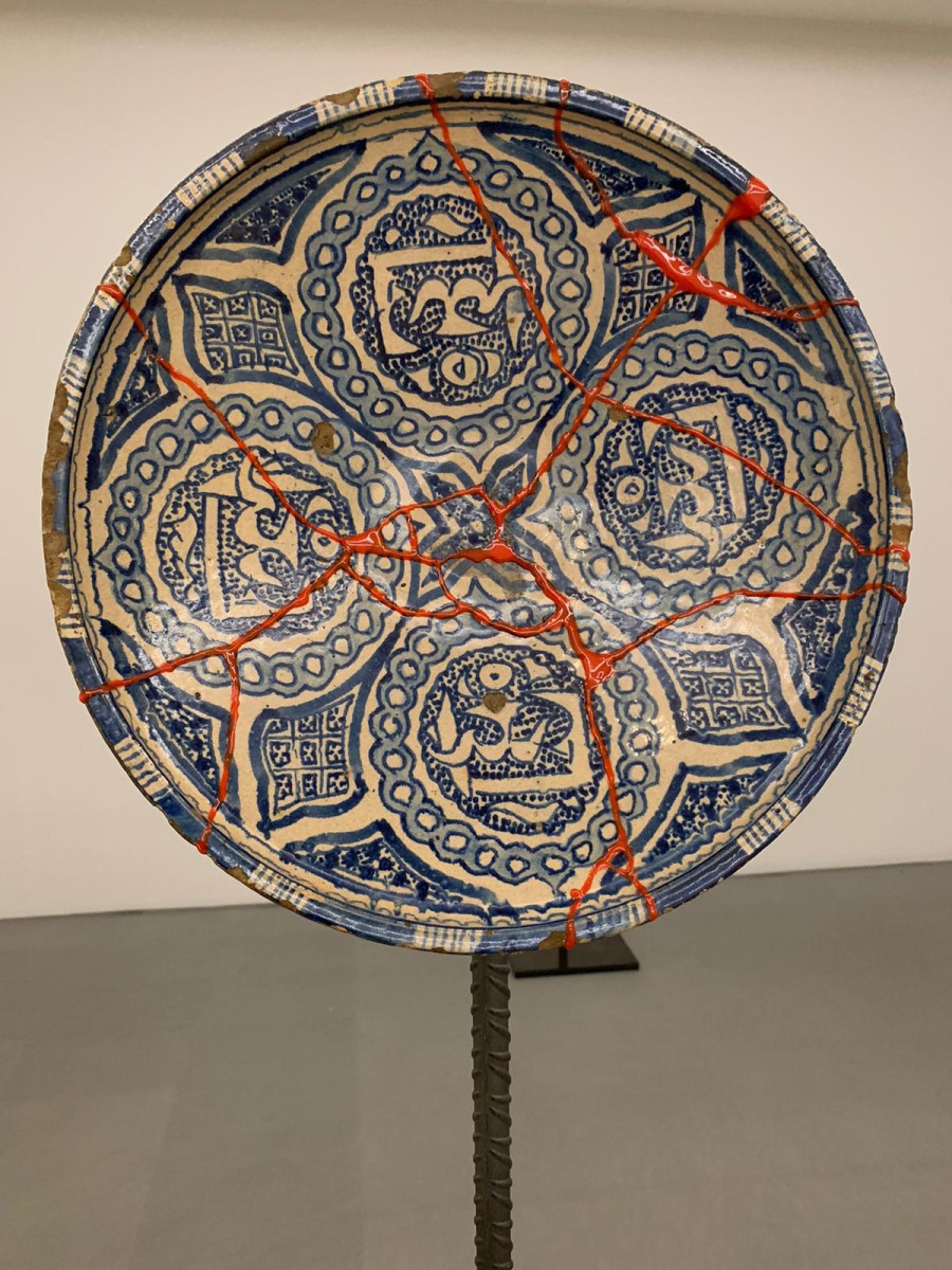 Kader Attia, La Mer Morte, 2015 Installation with blue second-hand clothes Dimensions variable Installation view Kunsthaus Zürich, 2020 Courtesy of the artist, Galerie Nagel Draxler and Regen Projects, photo: Franca Candrian, © 2020 ProLitteris, Zurich