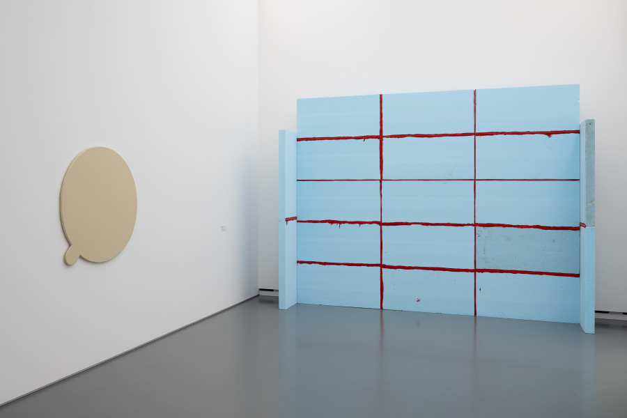 Installationsansicht Davor · Darin · Danach. Die Sammlung im Wandel, 15.5.–7.8.2022, Aargauer Kunsthaus, Aarau. Mario Sala (*1965). Vanilla, 2010, Holz, Leder, 124 cm Courtesy the artist / Galerie Nicola von Senger. Reto Boller (*1966). S-13.1, 2013, Schaumstoff,Acryl, 300 x 395 x 60 cm, Aargauer Kunsthaus, Aarau. Foto: ullmann.photography