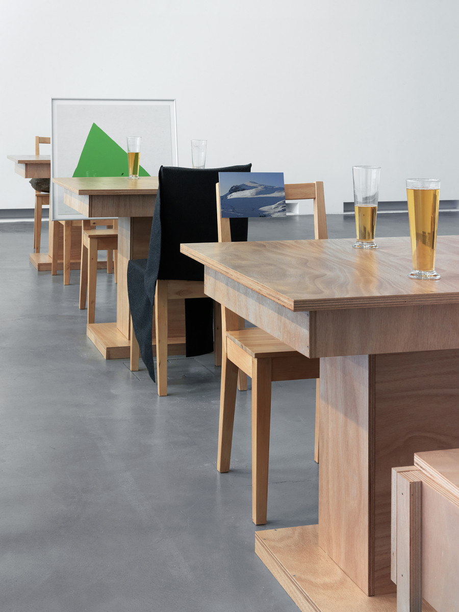 Laura Lima, Playful Geometry, Laura Limas Installation Bar Restaurant (2010/2013) im Dialog mit Werken von Valentin Carron, Sylvie Fleury, Donald Judd, Sol LeWitt, Robert Mangold und Olivier Mosset aus der Sammlung des Migros Museum für Gegenwartskunst
