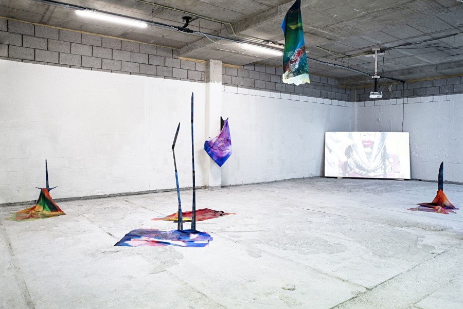 Rachele Monti "Impeto No.1", 2019 Photographic print on polyester fabric, urethane rubber, steel and audio Ausstellungsansicht The And Of The World, Bijlmerplein 698, Amsterdam, 2019 © Rachele Monti