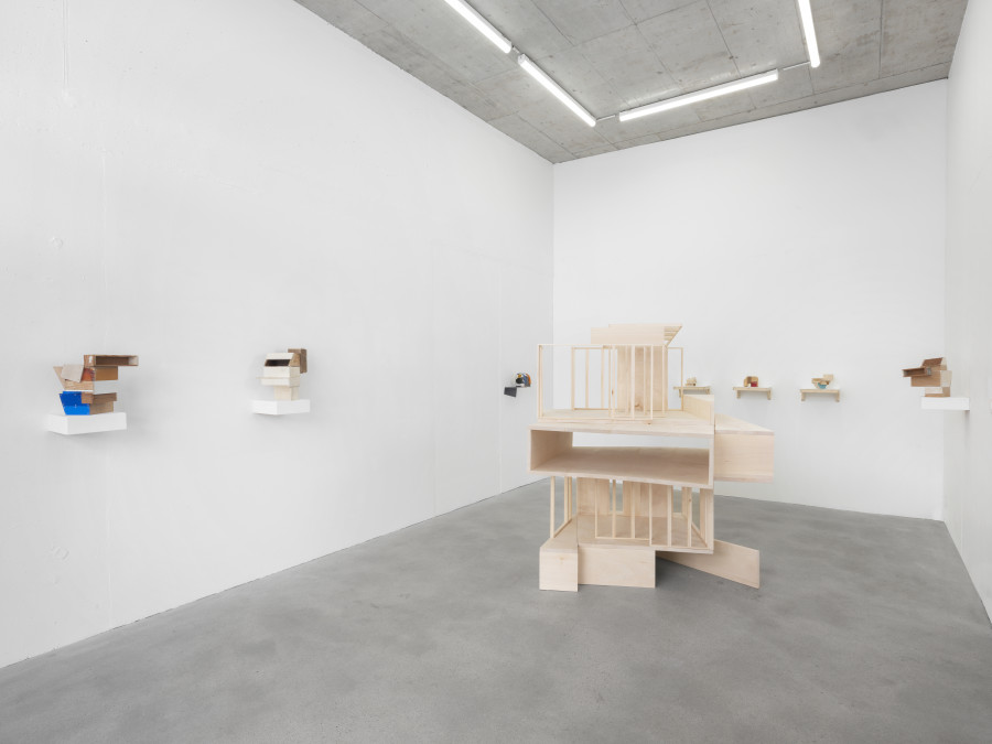 Milieu, 2020, Lime wood, 177 x 143 x 130 cm, © Julien Gremaud. Courtesy of the artist and Heinzer Reszler gallery.