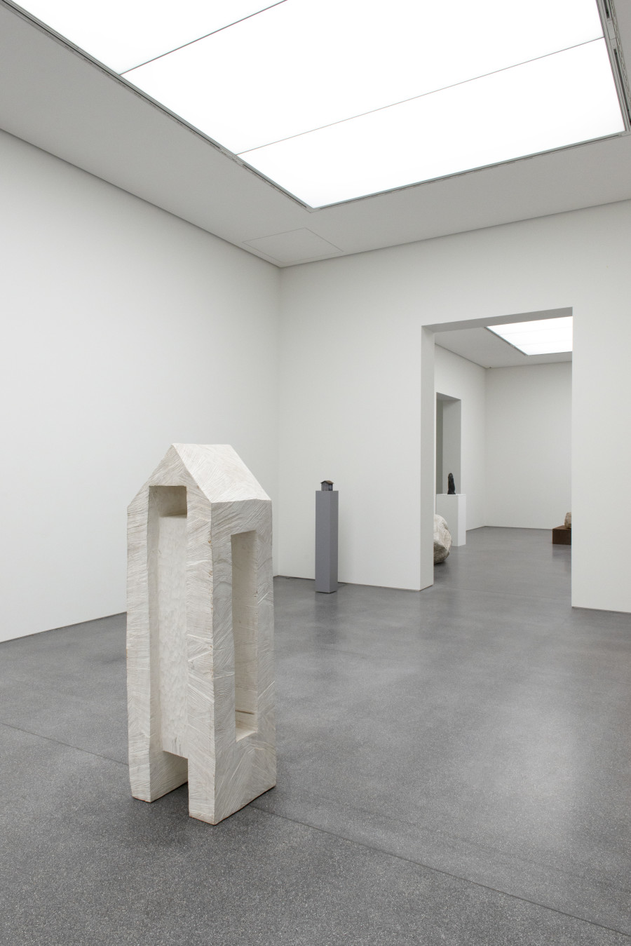 Kurt Sigrist, Behausung 1983/1985 (vorne), Gabriela Gerber/ Lukas Bardill, Alb 1, 2009 (hinten)