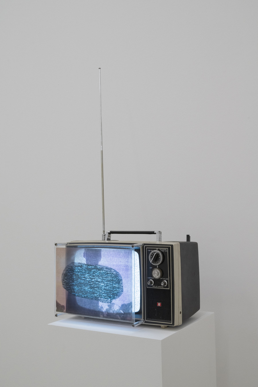 Installationsansicht Eine Frau ist eine Frau ist eine Frau... Eine Geschichte der Künstlerinnen 27.8.2022 – 15.1.2023, Aargauer Kunsthaus, Aarau. Pipilotti Rist, Bright Light, 1993/1997 Aargauer Kunsthaus, Aarau / Depositum der Sammlung Andreas Züst © 2022, ProLitteris, Zürich. Foto: Zoe Tempest, Zürich