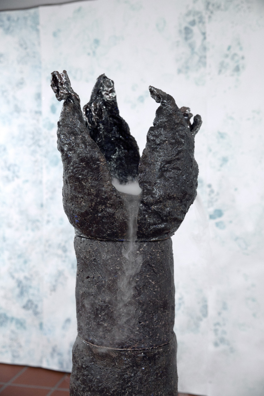 Performance Angela Anzi, «Sentimental Organs» at Zimmermannhaus Brugg, 2022 / Photo: Simone Haug / Courtesy: the artist and Zimmermannhaus