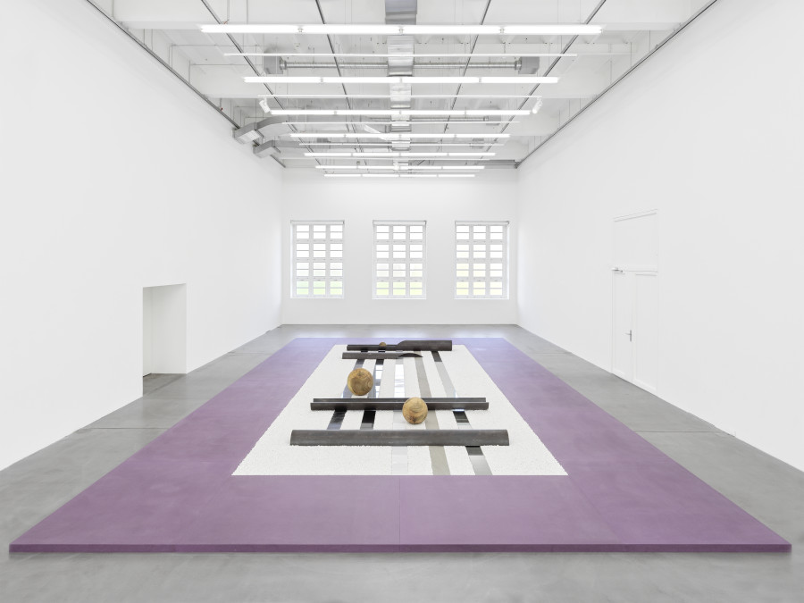 Kapwani Kiwanga, The worlds we tell: Threshold, 2022. Installationsansicht | Installation view, Museum Haus Konstruktiv, 2022 Valchromat, Kies, Spiegelglas, schwarzes Spiegelglas, Keramik, grauer Kandla Stein, Marmor, Stahlrohre, Ficuskugeln | Valchromat, gravel, mirror, black mirror, ceramic, kandla grey stone, marble, steel tubes, ficus spheres 1277 x 699 cm Foto I Photo: Stefan Altenburger