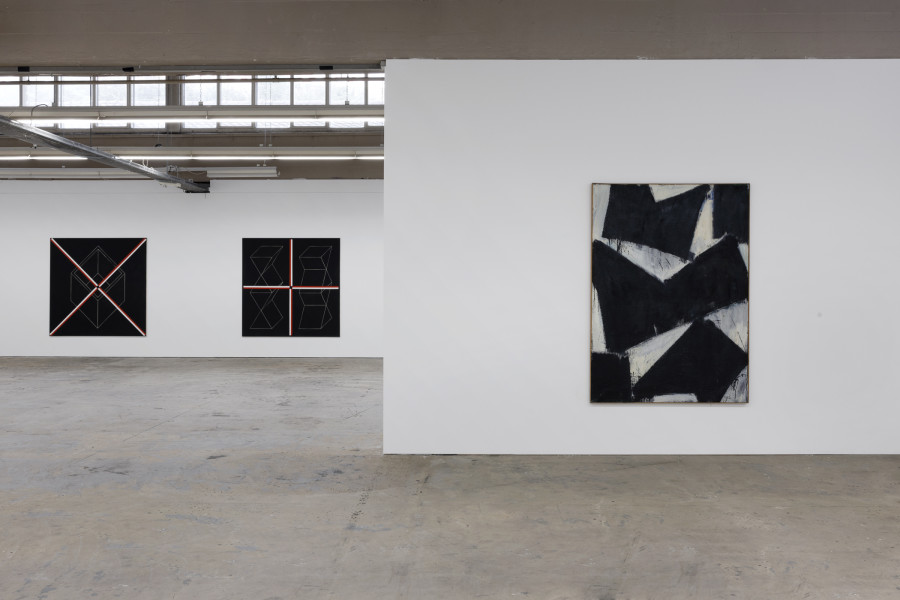 Werner von Mutzenbecher, Fadenkreuz diagonal vor Schachtel, 1989; Fadenkreuz, 1989; Silhouette, 1964 Ausstellungsansicht / Installation view Kunsthaus Baselland 2022. Foto/Photo: Gina Folly