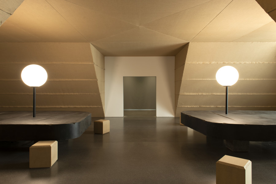 Markus Müller, Im Umbau, 2022. Holz, Jute, Lack auf Spanplatte, Stahl, Leuchtkörper, Taschenbuch. Courtesy the artist and Nicolas Krupp.