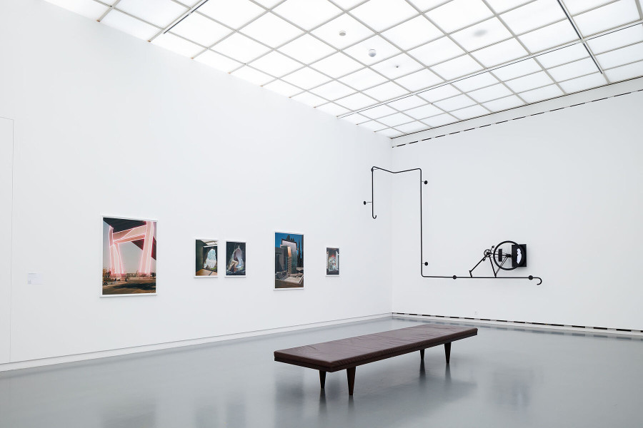 Installationsansicht Zeitgeschichten. Zeitgenössische Werke aus der Sammlung, 9.8. – 13.11.2022, Aargauer Kunsthaus, Aarau. Taiyo Onorato & Nico Krebs, Aus Future Memories (2020/21), C-Prints auf Papier, Masse variabel, Courtesy Taiyo Onorato & Nico Krebs. Yves Netzhammer, Indirektes Sprechen von weggedrehten Bäumen, 2016/2021, Digitalisierte Zeichnungen auf Monitor, motorisierte Fahrradhälfte, Handlauf, Masse variabel, Loop, 2'34'', Im Besitz des Künstlers. Foto: Philipp Hitz, Zürich